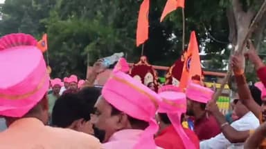 बलरामपुर समाचार हरिहरगंज रामलीला कमेटी ने निकाली शोभायात्रा बताते चलें कि भगवान राम के लंका विजय के उपरांत यह शोभायात्रा निकाली गई जिसमें कमेटी के प्रबंधक अरविंद तिवारी शिवम पांडे श्री नारायण मिश्रा बब्बू मिश्रा अविनाश उपाध्याय उर्फ बबलू चं