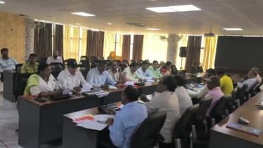 गिरिडीह: डीसी ऑफिस सभा कक्ष में जिला कार्यकारिणी  समग्र शिक्षा की बैठक हुई संपन्न,उपायुक्त ने की अध्यक्षता।