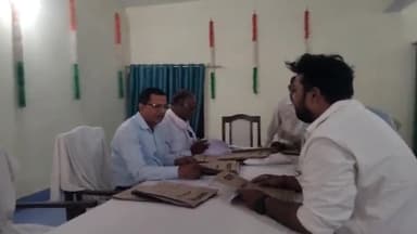 मड़ियाहू: मडियाहू तहसील सभागार में नायब तहसीलदार संदीप सिंह के नेतृत्व में लाभार्थियों को किया गया तालाबों का पट्टा।