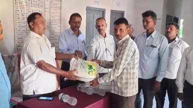 नौतन: ई-किसान भवन के परिसर में अनुदानित दर पर किसानों के बीच बीज का किया गया वितरण