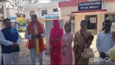 अंबिकापुर: नामांकन दाखिल करने के दौरान कलेक्ट्रेट के सामने भाजपा प्रत्याशी राजेश अग्रवाल ने छुए टीएस सिंह देव के पैर
