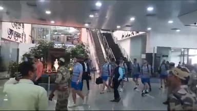 भारत के खिलाफ होने वाले मुकाबले के लिए इंग्लैंड की टीम लखनऊ के इकाना स्टेडियम में पहुंची #cricketlatestnews #lucknow