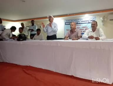 नबीनगर: नवीनगर प्रखंड मुख्यालय स्थित बहुउद्देशीय भवन में 221 नवीनगर विधानसभा 222 कुटुंब विधानसभा की बीएलओ के साथ बैठक आयोजित