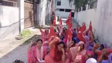 जगाधरी: P O जिला कार्यालय पर आंगनबाड़ी वह हेल्पर यूनियन ने अपनी मांगों को लेकर 2 दिन का सांकेतिक धरना किया शुरू