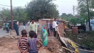 करछना: फूल मंडी चौराहे के पास अतिक्रमण कर लगाई गई दुकानों पर नगर निगम टीम द्वारा बुलडोजर चला कर हटाया गया अतिक्रमण