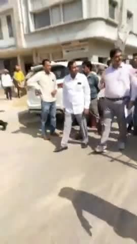 सिरसा: सीएम के संभावित दौरे को लेकर जिले की अनाज मंडी का उपायुक्त पार्थ गुप्ता व भाजपा नेता गोबिंद कांडा ने किया निरीक्षण