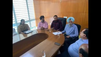 ਐਸਏਐਸ ਨਗਰ ਮੁਹਾਲੀ: ਮੋਹਾਲੀ ਸ਼ਹਿਰ ਵਿੱਚ ਸਫਾਈ ਵਿਵਸਥਾ ਨੂੰ ਦਰੁਸਤ ਕਰਨ ਲਈ ਨਗਰ ਨਿਗਮ ਸੈਕਟਰ 68 ਵਿਖ਼ੇ ਮੇਅਰ ਅਮਰਜੀਤ ਸਿੰਘ ਜੀਤੀ ਸਿੱਧੂ ਦੀ ਅਗਵਾਈ ਹੇਠ ਮੀਟਿੰਗ