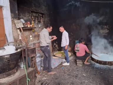 जींद: दयालबाग कॉलोनी में मिठाई की दुकान पर सीएम फ्लाइंग की टीम ने की छापेमारी, 7 किलो खराब गुलाब जामुन करवाए नष्ट