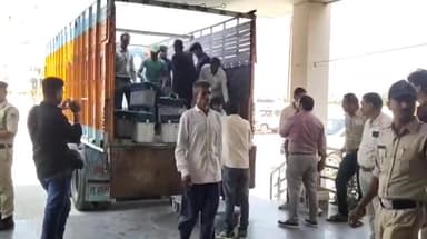 मंदसौर: मल्हारगढ़ सुवासरा के लिए ईवीएम मशीनों को राजनीतिक नेताओं की निगरानी में एवं कलेक्टर की मौजूदगी में किया रवाना
