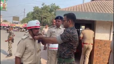 गोपालगंज: शहर के अंबेडकर चौक पर पहुंचकर एसपी स्वर्ण प्रभात ने ट्रैफिक व्यवस्था संभाल रहे 31 जवानों को पहनाया हेलमेट, मिलेगी वर्दी।