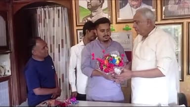 परिहार: डुमरा में विधान परिषद के सभापति से मुलाकात कर परिहार के युवा नेता ने समस्याओं से कराया अवगत