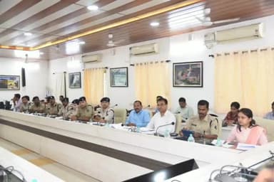 अंबिकापुर:  मुख्य निर्वाचन पदाधिकारी ने वीडियो कॉन्फ्रेंसिंग के माध्यम से रिटर्निंग ऑफिसर एवं नोडल अधिकारियो की ली बैठक