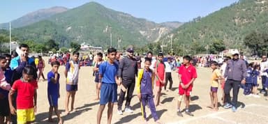 कर्णप्रयाग: गोचर के खेल मैदान में आयोजित जनपद स्तरीय शरदकालीन एवं सांस्कृतिक क्रीडा प्रतियोगिता का पुरस्कार वितरण के साथ संपन्न