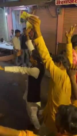 टीकमगढ़ जिले में धूमधाम से निकल गया दशहरा 
1234