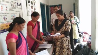 हज़ारीबाग: ईचाक एवं पदमा प्रखंड के मतदान केंद्रों पर आयोजित विशेष कैम्प का उप निर्वाचन पदाधिकारी ने किया निरीक्षण