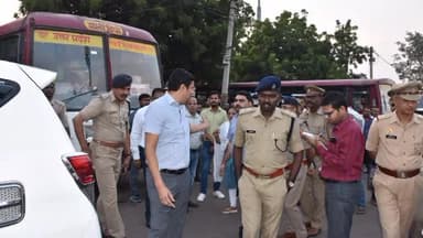 झांसी: 28 व 29 अक्टूबर को जनपद में होने वाली PET परीक्षा के दृष्टिगत DM व SSP ने रेलवे स्टेशन, बस स्टैंड आदि का किया निरीक्षण