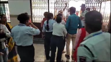 कटिहार: सदर अस्पताल में सुरक्षा कर्मी के द्वारा दलालों को भगाने पर हुआ हंगामा, मरीजों को दलाल करते तंग