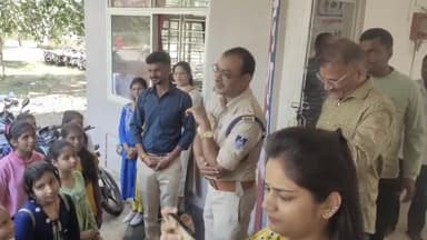 सुसनेर: सोयतकला की छात्राओं ने थाने पहुंच समझा पुलिस का कामकाज, पुलिस ने सायबर अपराध को लेकर किया जागरूक, कई भ्रांतिया की दूर