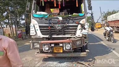 बलरामपुर: हरिहरगंज नेशनल हाइवे मार्ग पर दो ट्रकों के बीच हुई टक्कर, हादसे में सभी सुरक्षित