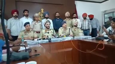 ਐਸਏਐਸ ਨਗਰ ਮੁਹਾਲੀ: 4 ਅਤੰਕੀ ਵਿਦੇਸ਼ੀ ਭਾਰੀ ਮਾਤਰਾ'ਚ ਹਥਿਆਰਾਂ ਸਮੇਤ CIA ਮੋਹਾਲੀ ਵਲੋਂ ਕਾਬੂ,ਆਈਜੀ ਰੋਪੜ ਰੇਂਜ ਗੁਰਪ੍ਰੀਤ ਭੁੱਲਰ ਕੀਤੀ ਪ੍ਰੈਸ ਕਾਨਫਰੰਸ