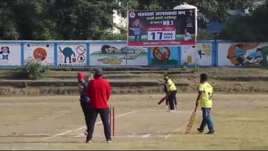 नरसिंहपुर: जिला प्रशासन द्वारा हॉकी स्टेडियम में किया गया मतदाता जागरूकता क्रिकेट कप का आयोजन