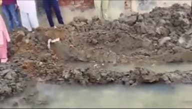 उकलाना: बरवाला के वॉर्ड 4 में सिवरेज व्यवस्था हुई ठप, वार्ड वासियों ने किया प्रदर्शन