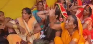 पटना ग्रामीण: गर्दनीबाग धरना स्थल पर बिहार के सभी सरकारी स्कूलों में खाना बनाने वाली रसोइयों ने किया प्रदर्शन