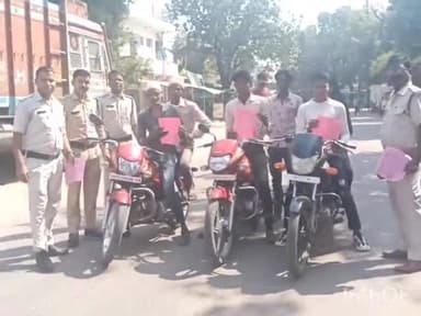 बल्देवगढ़: पुलिस ने बल्देवगढ़ थाना के सामने वाहन चालकों को विश्वास पर्ची देकर की विधानसभा चुनाव में निर्भीक होकर मतदान करने की अपील