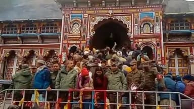 जोशीमठ: श्री बद्रीनाथ धाम पहुंचे थल सेना प्रमुख मनोज पांडे, धाम पहुंचकर भगवान बद्री विशाल के किए दर्शन