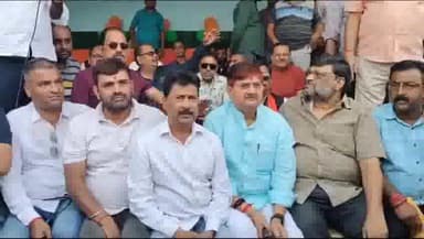 धनबाद/केंदुआडीह: बैंक मोड़ में व्यापारियों के साथ गोलीबारी की घटना के बाद त्रस्त व्यापारियों ने रणधीर वर्मा चौक पर दिया धरना