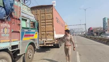 करछना: नैनी लेप्रोसी चौराहे से बादलगंज तक राष्ट्रीय राजमार्ग 30 पर लगा भीषण जाम, राहगीरों को हो रही परेशानी