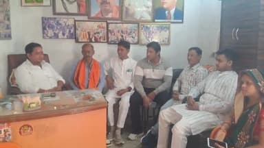 बुलंदशहर: शिवसेना जिला कार्यालय पर जिलाध्यक्ष के नेतृत्व में डेंगू से हो रही मौत और अन्य समस्याओं को लेकर की गई बैठक