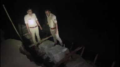 गोपालगंज: खरगौली गांव के पास पुलिस ने गंडक नदी के रास्ते आ रही शराब लदी नाव को किया जब्त, 225 लीटर शराब हुई जब्त व तस्कर हुआ फरार