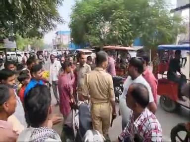 हरदोई: जिला अस्पताल गेट पर लोगों ने एक चोर की पकड़कर की पिटाई, पुलिस ने चोर को पकड़कर लाया थाने