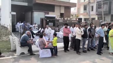 करनाल: सेक्टर-32 में पूर्व मीडिया कोऑर्डिनेटर जयपाल के निवास पर NDRI का गेट खोले जाने की मांग लेकर हुई मीटिंग