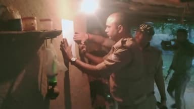 अंबिकापुर: लखनपुर में दो बदमाशों के घर यूपी पुलिस ने गैंगस्टर एक्ट के तहत संपत्ति कुर्की करने के लिए चस्पा किया नोटिस