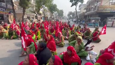 करनाल: प्रेमनगर स्थित सीएम आवास पर मिड-डे मील वर्करों ने विभिन्न मांगों को लेकर किया प्रदर्शन