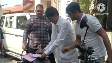 अजमेर: बुलेट पर नामांकन पत्र लेने जिला कलेक्ट्रेट पहुंचे भाजपा के बागी ज्ञान सारस्वत, अजमेर उत्तर से निर्दलीय लड़ेंगे चुनाव