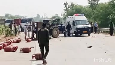 चित्तौड़गढ़: तेजपुर गांव के पास टैंकर की टक्कर से LPG सिलेंडर लदी ट्रैक्टर ट्रॉली पलटी व सड़क पर गिरे सिलेंडर से टकराई 2 बाइक, 5 घायल
