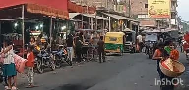 कृत्यानंद नगर: चम्पानगर मार्केट में कल दो समुदाय के बीच गलत पोस्ट को लेकर हुई झड़प के बाद मार्केट में दहशत के बीच रही चहल-पहल