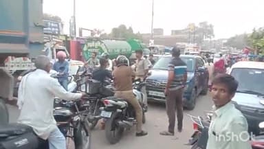 बिधूना: कस्बे के फीडर रोड पर बड़े वाहनों के चलते जाम से जूझे लोग