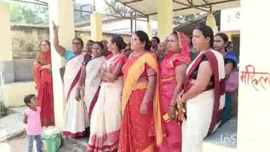 खोदावंदपुर: आंगनवाड़ी सेविकाओं ने नावकोठी के सीडीपीओ कार्यालय में किया प्रदर्शन, 31वें दिन भी जारी रही हड़ताल