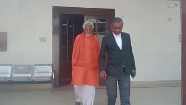 प्रयागराज: अहिल्या आश्रम के सेवादार ने कोतवाली निवासी व्यक्ति पर पैसा व आश्रम का सामान गबन करने का आरोप लगाकर DM को सौंपा ज्ञापन