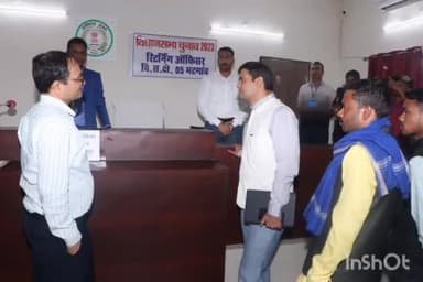 सूरजपुर: संयुक्त जिला कार्यालय में सामान्य प्रेक्षक ने नामांकन कक्ष का किया निरीक्षण