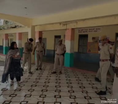 रानीवाड़ा: संभागीय आयुक्त एवं जिला एसपी ने रानीवाड़ा के मंडारडी सवेदनशील बूथ केंद्र का किया निरीक्षण