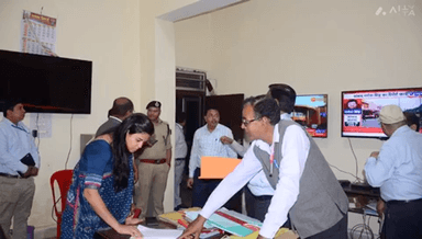 चितरंगी: शहर में चुनाव प्रेक्षकों द्वारा MCMC निगरानी कक्ष, निर्वाचन कंट्रोल रूम का किया गया निरीक्षण