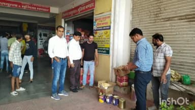 चित्तौड़गढ़: कालिका मार्केट में CMHO के नेतृत्व में खाद्य पदार्थों के लिए गए नमूने, एक्सपायरी डेट का माल कराया नष्ट