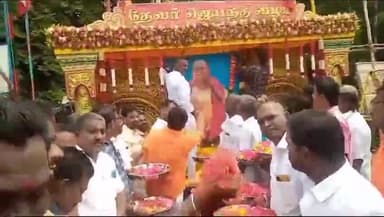 முசிறி: முசிறி கைகாட்டியில் தேவர் ஜெயந்தி விழா அனைத்து கட்சியினர் மலர் தூவி மரியாதை செலுத்தினர்