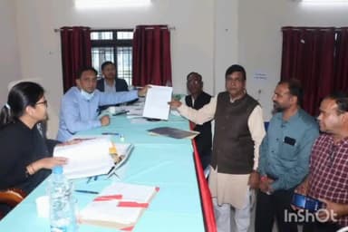 सूरजपुर: जिले में नामांकन के अंतिम दिन नामांकन कक्ष में दिखी भीड़ ,आज कुल 9अभ्यर्थियों ने लिया फॉर्म 42 अभ्यर्थी ने फॉर्म किया जमा