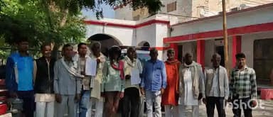 उरई: ग्राम भगरेखी के ग्राम प्रधान व किसानों ने अन्ना मवेशी द्वारा फसल नष्ट होने के चलते डीएम से की शिकायत गौशाला बनने की मांग